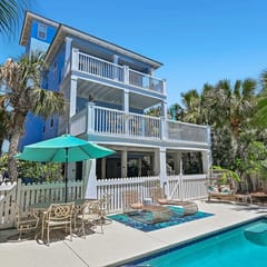 5BR Luxury Home with Multiple Lounges + Private Pool | La Contenta
