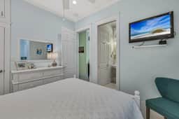 3BR Lakefront Retreat w/ Modern Decor + Fire Pit | It Doesn't Get Any Better - Image 4
