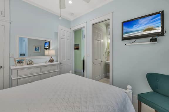 3BR Lakefront Retreat w/ Modern Decor + Fire Pit | It Doesn't Get Any Better - Image 4