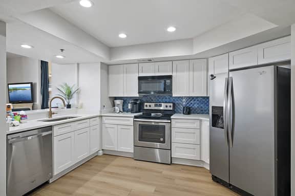 3BR Harbor front + Panoramic Views + Pool & Beach Access | East Pass Towers - Image 4