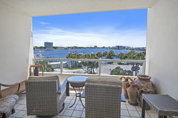 3BR Harbor front + Panoramic Views + Pool & Beach Access | East Pass Towers - Image 1
